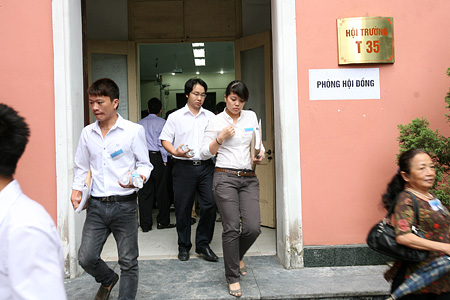 Các thành viên trong hội đồng thi trường Đại học Thủy Lợi bắt đầu vào phòng thi.